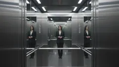 Dlaczego w windach montuje się lustra – nie tylko dla wyglądu