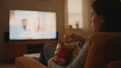 Naukowcy odkryli: ludzie jedzą o 30 procent więcej, jeśli jedzą przed ekranem