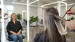 Co zrobić z siwymi włosami? Przykłady, kiedy siwe włosy są piękne, a kiedy lepiej je farbować