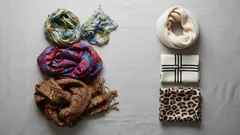 Szalik może upiększać i postarzać. Jakich szalików nie nosić i jak sprawić, by były modne?